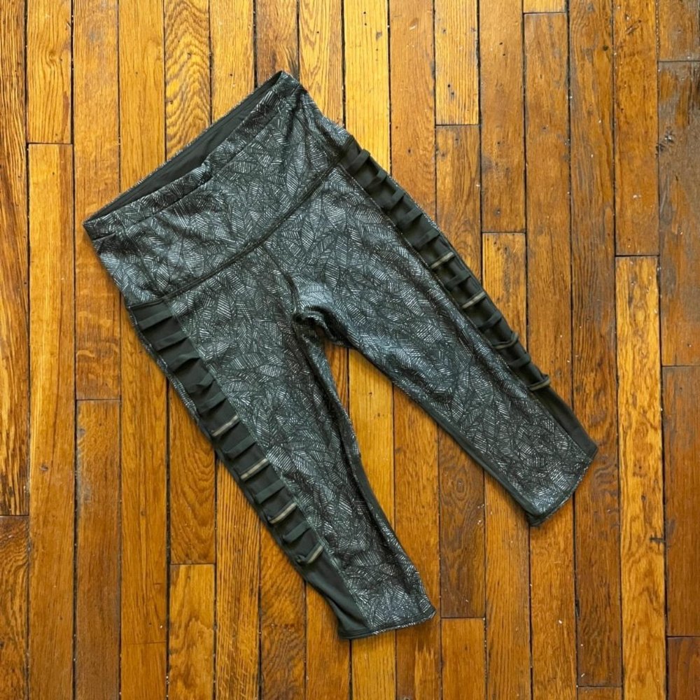 Lululemon Women Green Dark Grey White Leaf Pattern Yoga Pants Capri‎ Leggings.